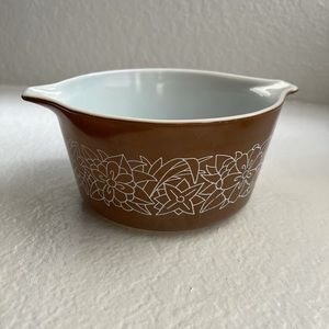 Vintage Pyrex 1 qt woodland pattern casserole dish
